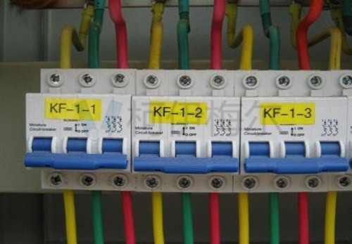 設置獨立的空氣開關供電，表識清晰，接線整齊美觀