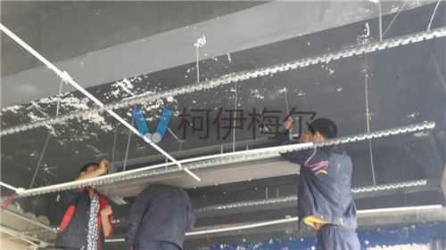 現(xiàn)場(chǎng)施工人員固定中央空調(diào)