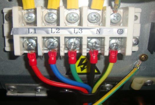 電源線采用接線端子連接，且可靠接地線